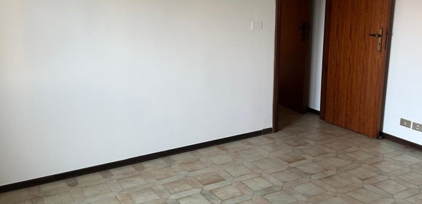 Appartamento quarto piano Zona Viale Europa Appartamento quarto piano Zona Viale Europa