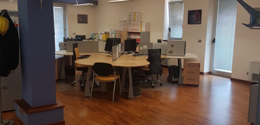 Ufficio o Appartamento in Viale delle Americhe, zona BAPR, Ragusa.