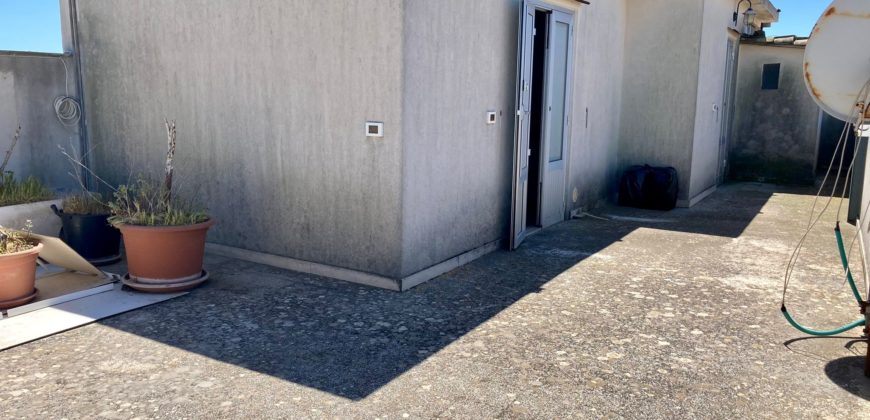 Appartamento piano terzo più locale di sgombero con terrazzo al piano quarto, con ascensore, Via F. Belleo. Ragusa