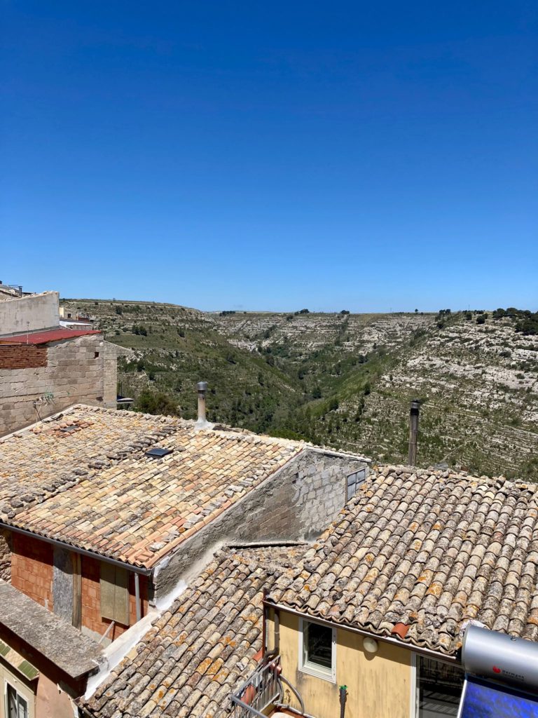 Appartamento piano terzo più locale di sgombero con terrazzo al piano quarto, con ascensore, Via F. Belleo. Ragusa