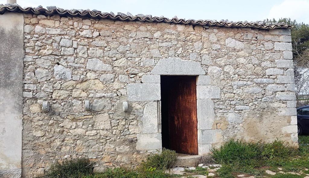 Fabbricato rurale storico sito in Contrada Monachella, zona Centro commerciale Ibleo, Ragusa.