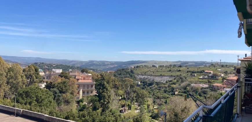 Appartamento piano quinto con posto auto in garage, Via Risorgimento. Ragusa