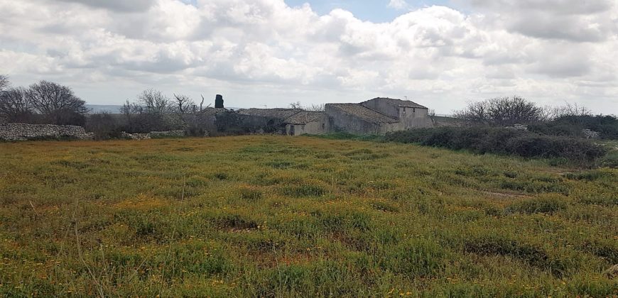 Caseggiato Rurale con ampio cortile e giardino, contrada Maltempo RG