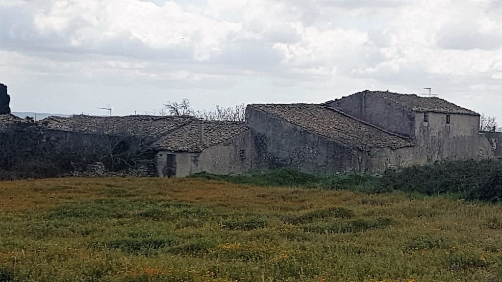 Caseggiato Rurale con ampio cortile e giardino, contrada Maltempo RG