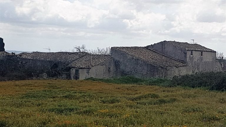 Caseggiato Rurale con ampio cortile e giardino, contrada Maltempo RG