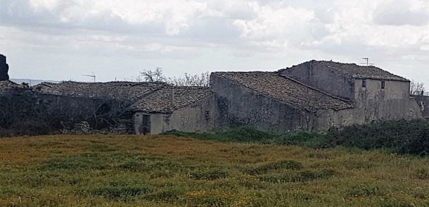 Caseggiato Rurale con ampio cortile e giardino, contrada Maltempo RG