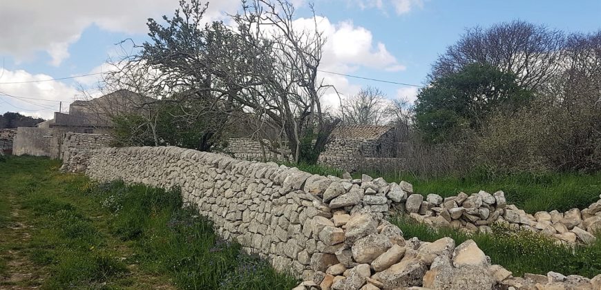Caseggiato Rurale con ampio cortile e giardino, contrada Maltempo RG