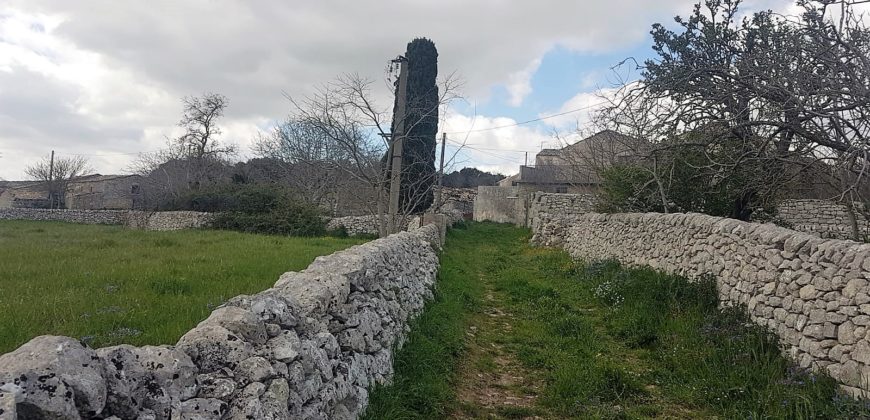 Caseggiato Rurale con ampio cortile e giardino, contrada Maltempo RG