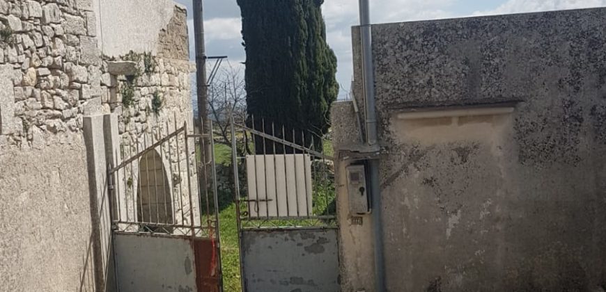 Caseggiato Rurale con ampio cortile e giardino, contrada Maltempo RG