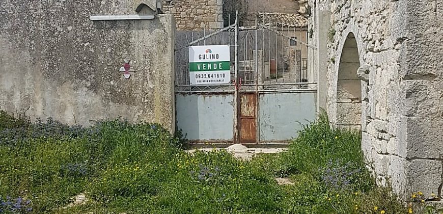 Caseggiato Rurale con ampio cortile e giardino, contrada Maltempo RG