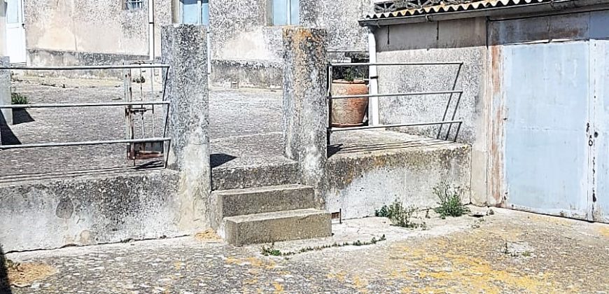 Caseggiato Rurale con ampio cortile e giardino, contrada Maltempo RG