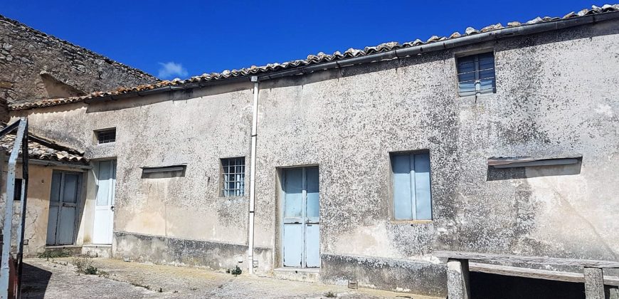Caseggiato Rurale con ampio cortile e giardino, contrada Maltempo RG