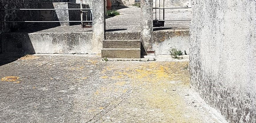 Caseggiato Rurale con ampio cortile e giardino, contrada Maltempo RG