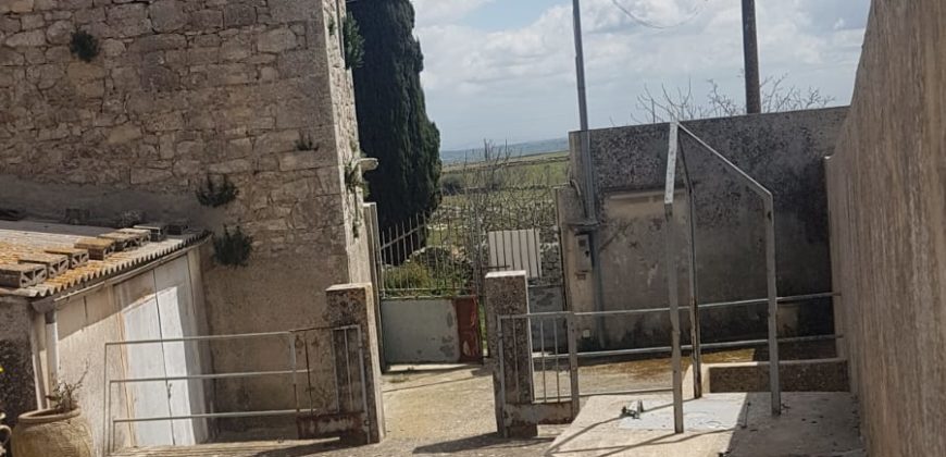 Caseggiato Rurale con ampio cortile e giardino, contrada Maltempo RG