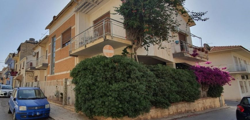 VENDESI PRESTIGIOSA CASA NEL CUORE DI MARINA DI RAGUSA