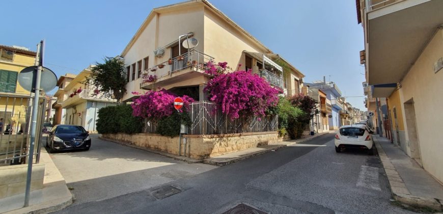 VENDESI PRESTIGIOSA CASA NEL CUORE DI MARINA DI RAGUSA