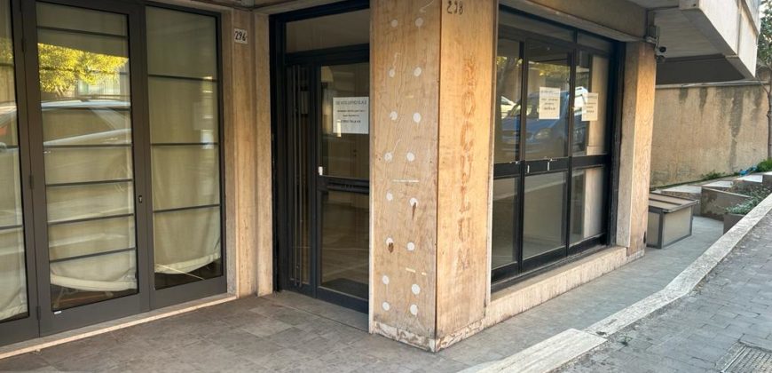 VENDESI LOCALE COMMERCIALE E MAGAZZINO/GARAGE, CON VETRINE FRONTE STRADA IN VIA ARCHIMEDE ALTA, RAGUSA