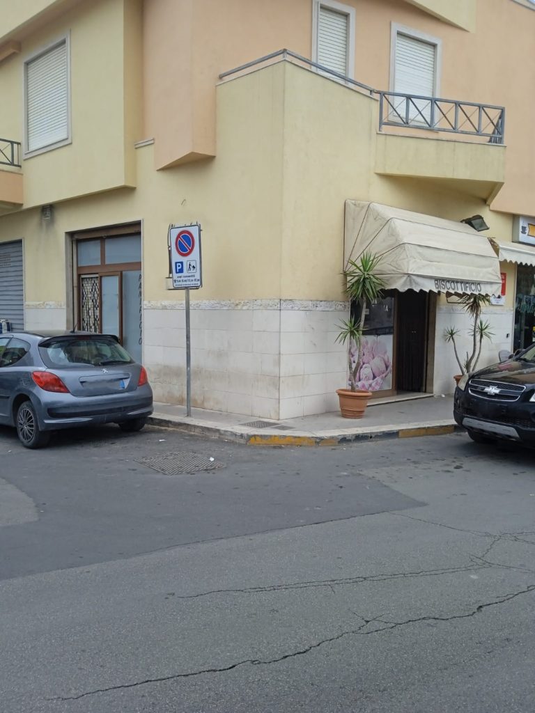 Vendesi laboratorio artigianale in via Neghelli, Vittoria RG