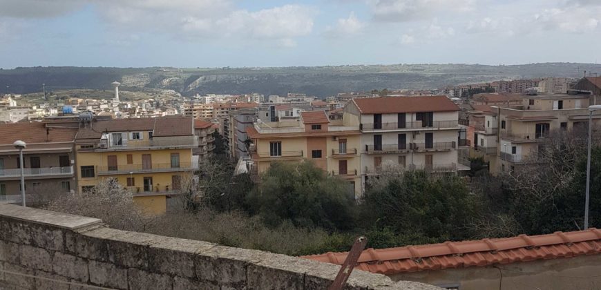 Casa singola con garage, via Oberdan, Ragusa