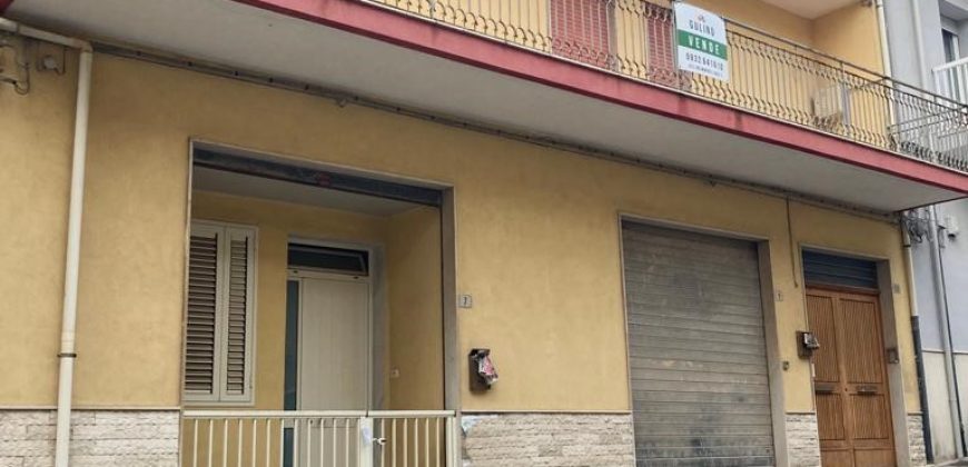 Casa singola con garage, via Oberdan, Ragusa