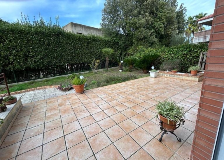 Appartamento in villa piano terra a pochi passi dalla clinica del Mediterraneo. Ragusa