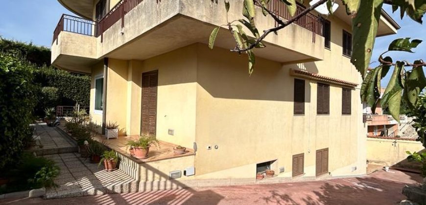 Appartamento in villa piano terra a pochi passi dalla clinica del Mediterraneo. Ragusa