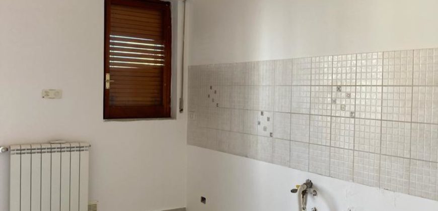 Appartamento con box auto in affitto, zona Sacra famiglia