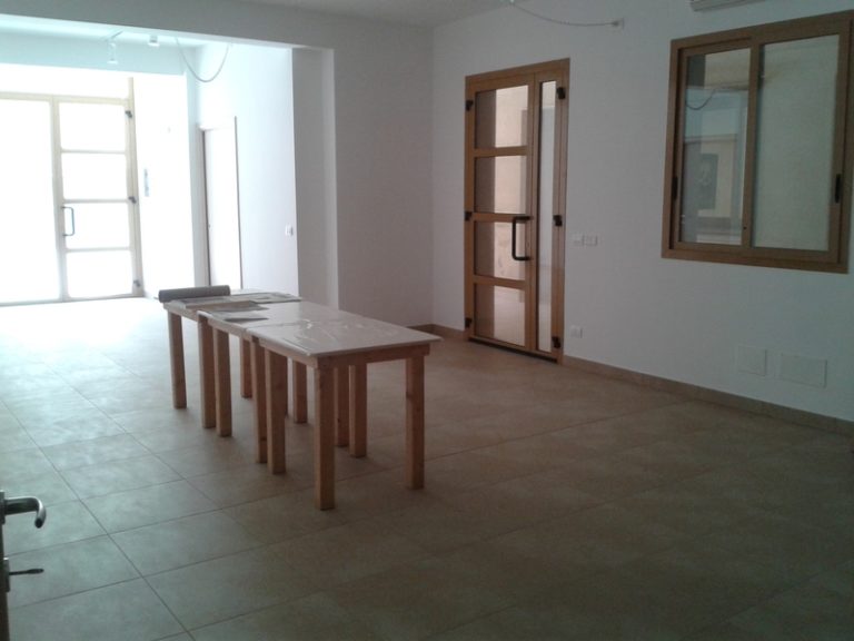 Locale Seminuovo in galleria, via Teocrito, Ragusa