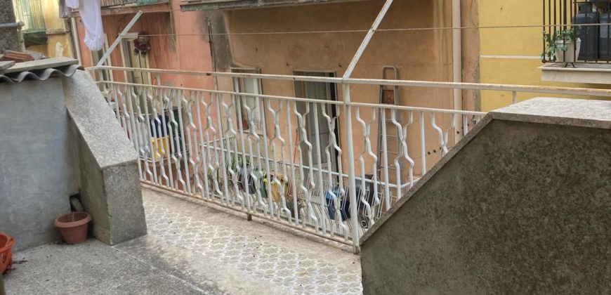Vendesi casa singola, via Grotta d’acqua, centro. Ragusa