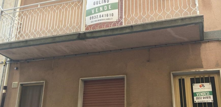 Vendesi casa singola, via Grotta d’acqua, centro. Ragusa