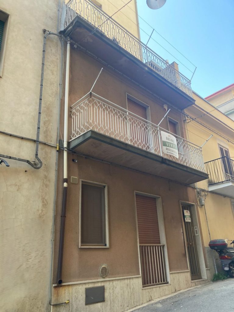 Vendesi casa singola, via Grotta d’acqua, centro. Ragusa