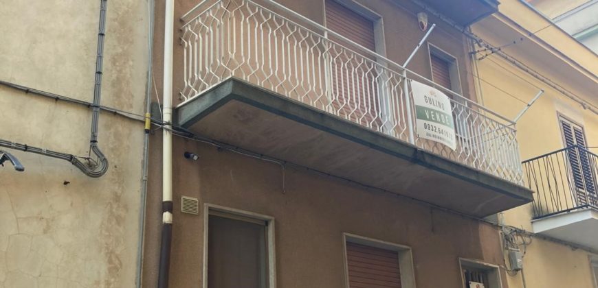Vendesi casa singola, via Grotta d’acqua, centro. Ragusa