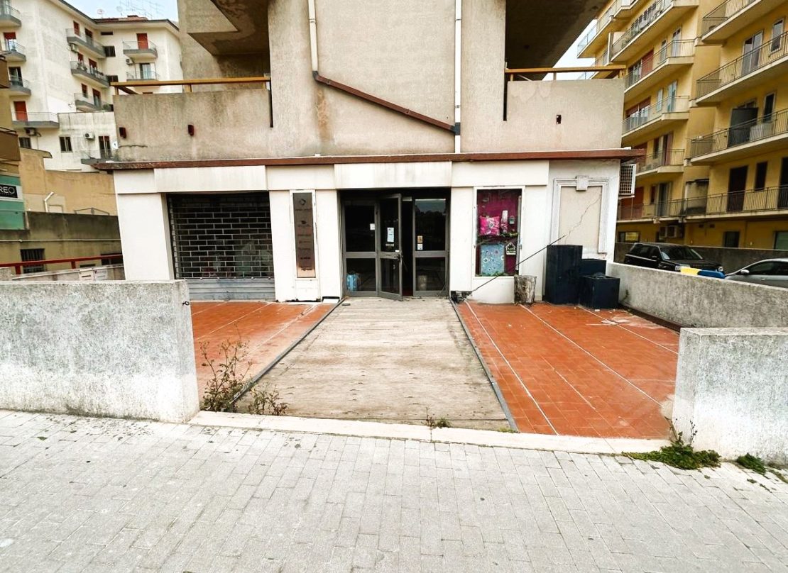 VENDESI LOCALE COMMERCIALE E MAGAZZINO – VIALE EUROPA, RAGUSA