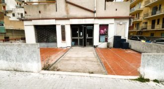 VENDESI LOCALE COMMERCIALE E MAGAZZINO – VIALE EUROPA, RAGUSA