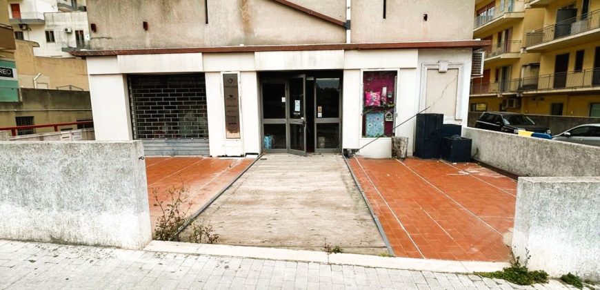 VENDESI LOCALE COMMERCIALE E MAGAZZINO – VIALE EUROPA, RAGUSA