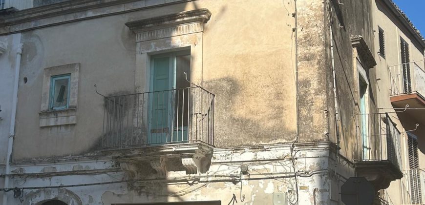 Casa singola via Roma angolo via Carrubelle Ragusa
