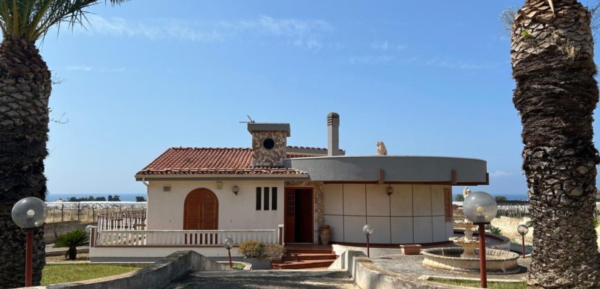 Villetta vista mare con terreno di pertinenza in contrada Castellana, Marina di Ragusa
