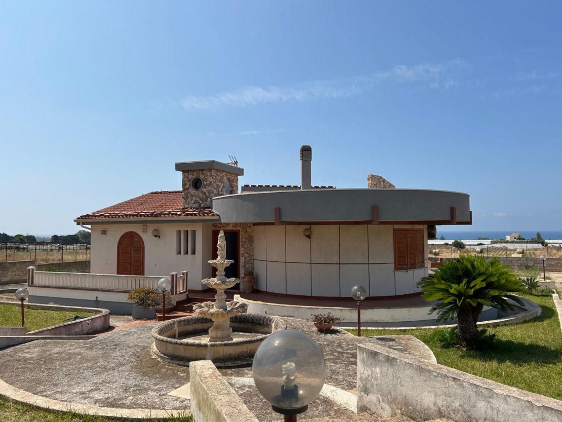 Villetta vista mare con terreno di pertinenza in contrada Castellana, Marina di Ragusa