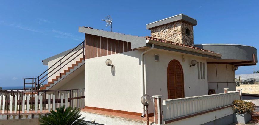 Villetta vista mare con terreno di pertinenza in contrada Castellana, Marina di Ragusa