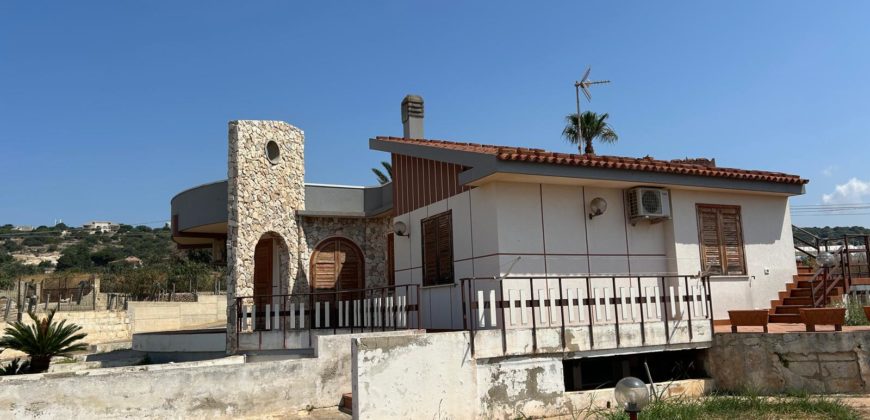 Villetta vista mare con terreno di pertinenza in contrada Castellana, Marina di Ragusa