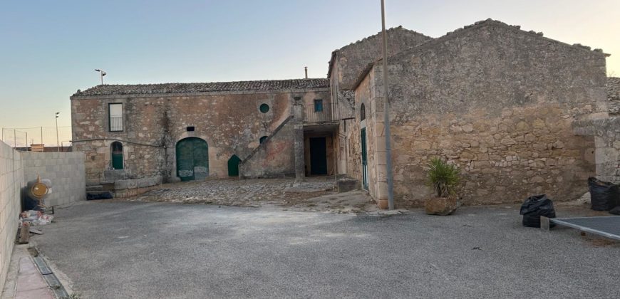 Vendesi Caseggiato rurale nel cuore di Pianetti, Ragusa