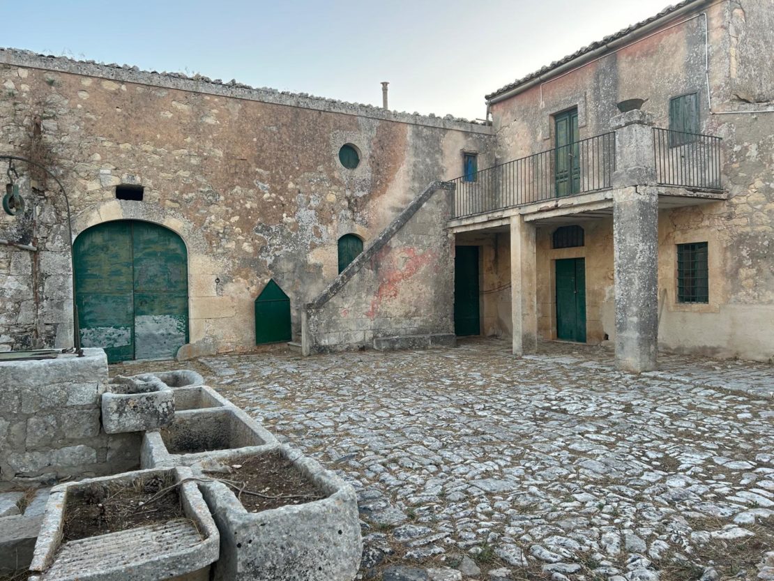 Vendesi Caseggiato rurale nel cuore di Pianetti, Ragusa