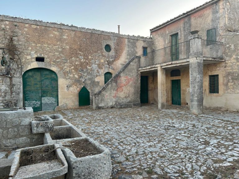 Vendesi Caseggiato rurale nel cuore di Pianetti, Ragusa