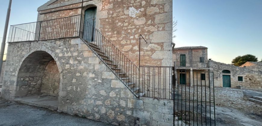 Vendesi Caseggiato rurale nel cuore di Pianetti, Ragusa