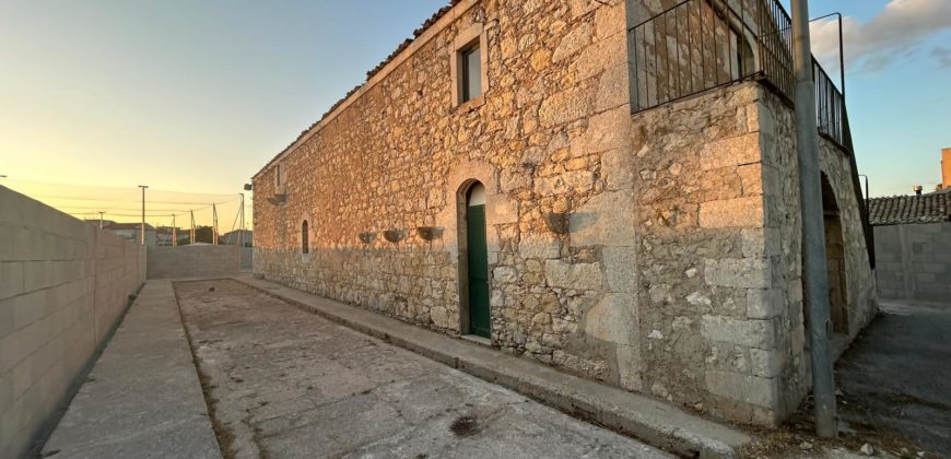 Vendesi Caseggiato rurale nel cuore di Pianetti, Ragusa