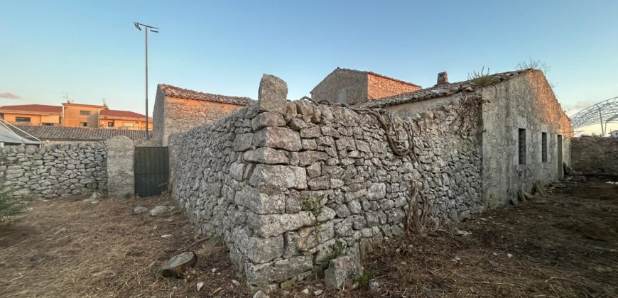 Vendesi Caseggiato rurale nel cuore di Pianetti, Ragusa
