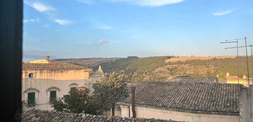 APPARTAMENTO IN PALAZZO NOBILIARE A DUE PASSI DAL DUOMO DI SAN GIORGIO A RAGUSA IBLA