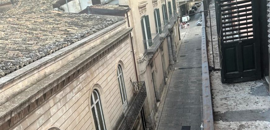 APPARTAMENTO IN PALAZZO NOBILIARE A DUE PASSI DAL DUOMO DI SAN GIORGIO A RAGUSA IBLA