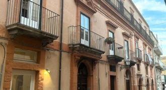 APPARTAMENTO IN PALAZZO NOBILIARE A DUE PASSI DAL DUOMO DI SAN GIORGIO A RAGUSA IBLA