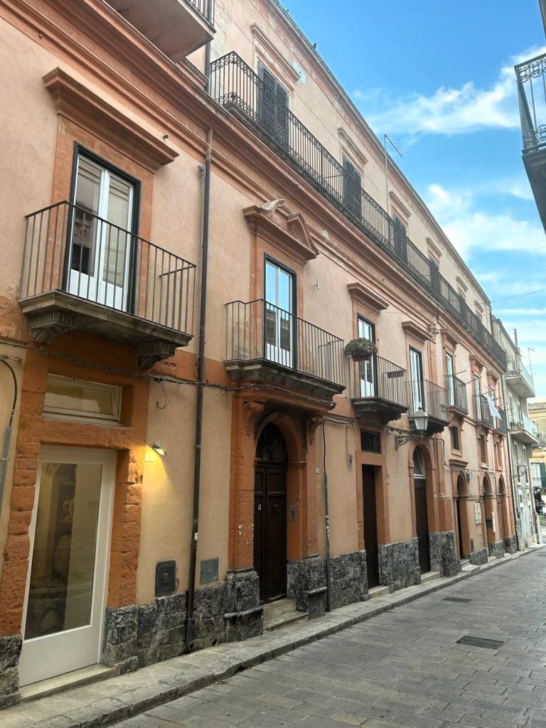 APPARTAMENTO IN PALAZZO NOBILIARE A DUE PASSI DAL DUOMO DI SAN GIORGIO A RAGUSA IBLA
